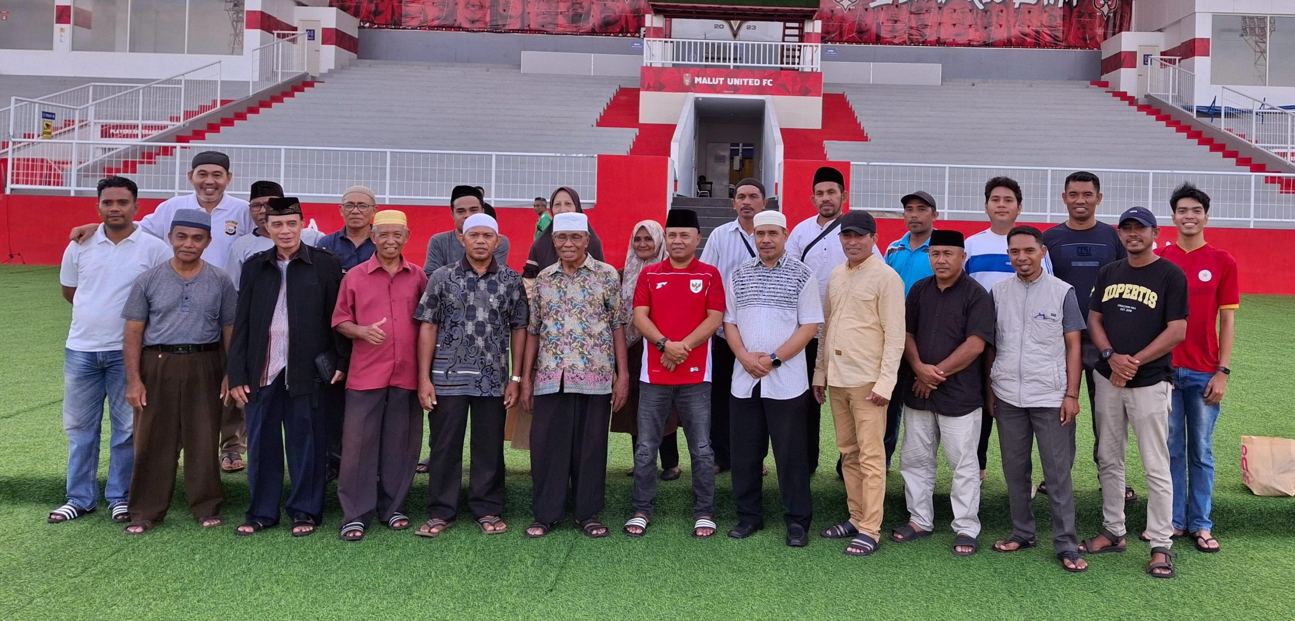 Foto bersama berdampingan Pemuda Gereja bersama Tokoh Agama dan Pihak Pengelola Gelora Kie raha