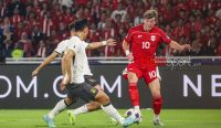 Ole Romeny (tengah) sedang menguasai bola dalam laga babak penyisihan Grup C Kualifikasi Piala Dunia 2026 zona Asia antara Timnas Indonesia versus Timnas China di Stadion Utama Gelora Bung Karno, Senayan, Jakarta, Kamis (5/6/2025). © MUHAMMAD ALIF AZIZ MARDIANSYAH/BOLASPORT.COM